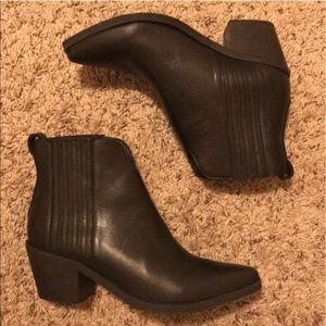 Steve Madden  black stretchy Chelsea boot